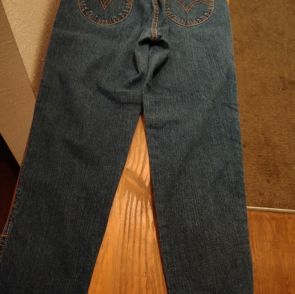 NWOT  women's Signature Levi's Classic Slim Capris - High Rise. - Picture 3 of 12